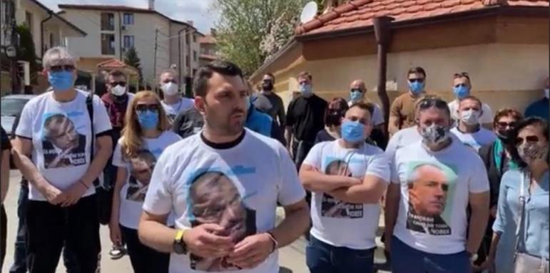ГЕРБ пред къщата на Борисов. Чакат провокация